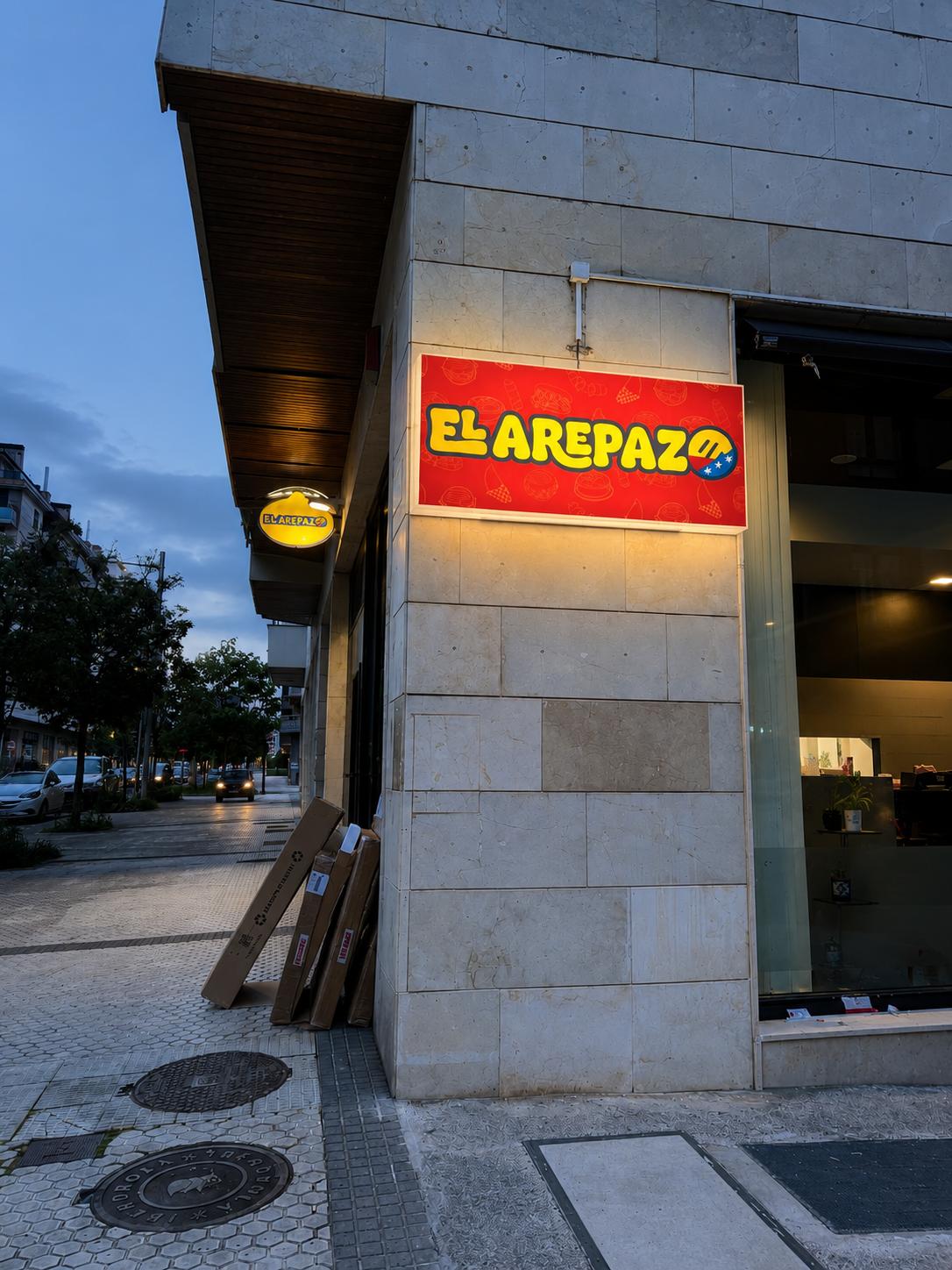 Rótulo El Arepazo — caja de luz instalada por Yoka Rótulos